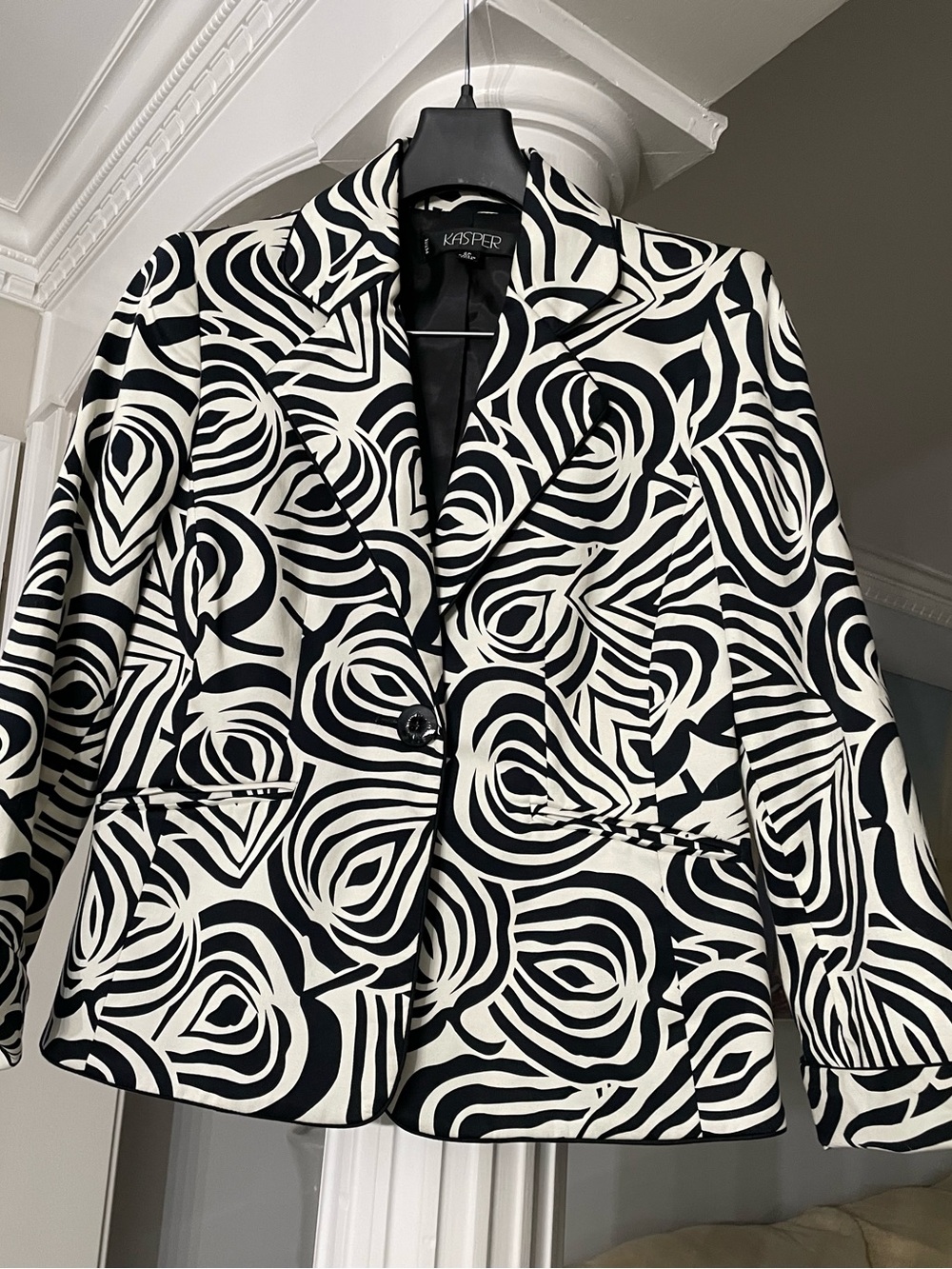 Kasper Black & White Abstract swirl blazer , bold graphic. Size 6 petite
